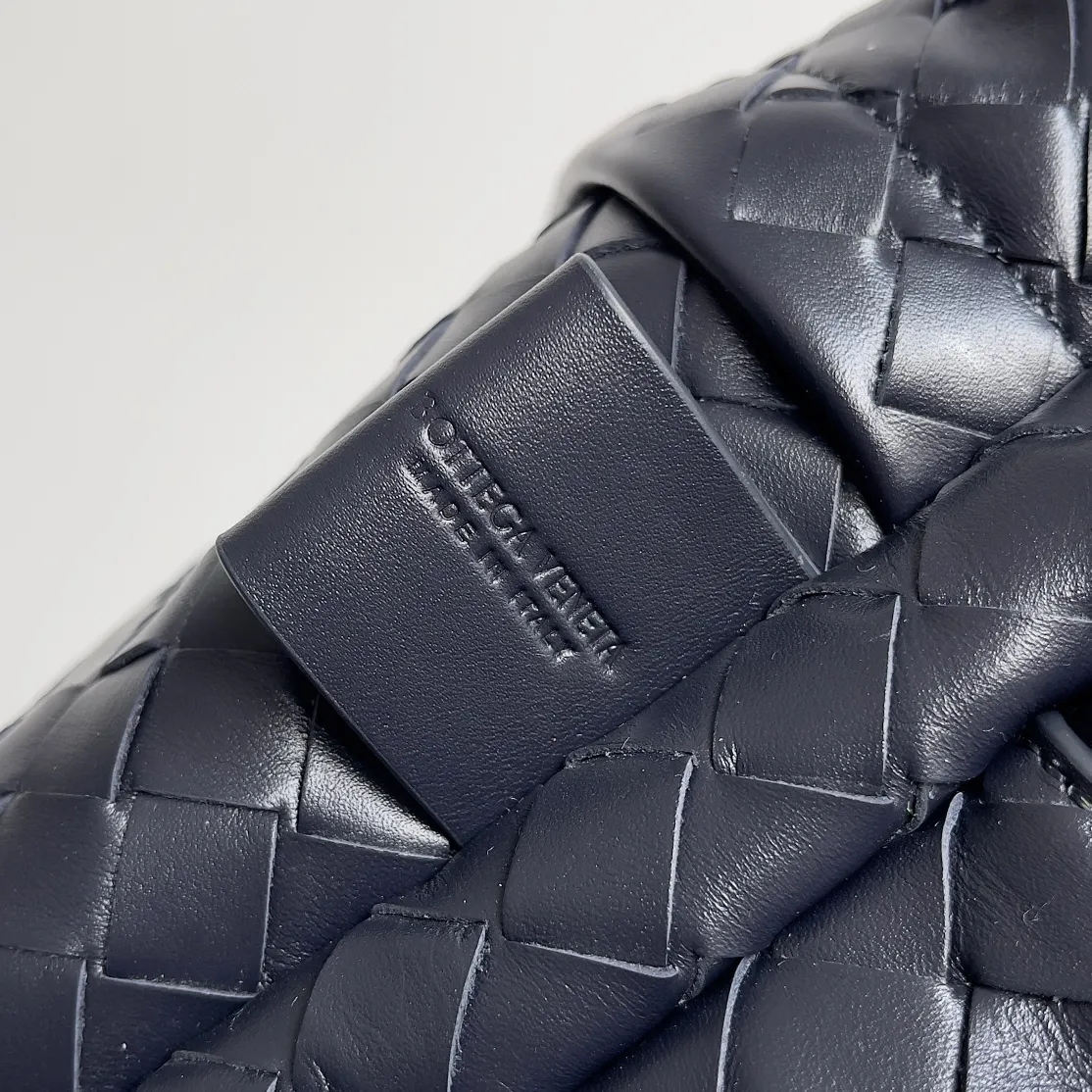 Batch 3100 large size ~ BV’s new woven backpack is so delicious ~ BV has finally released a backpack that I have been looking forward to for a hundred times ~ Full of details Luxurious leather + ultimate details + invincible capacity, really awesome ~ Unique weaving process plus soft and comfortable calfskin imported from Italy. The design of the wide shoulder straps makes the stress points on the shoulders more even. There is a laptop compartment inside with double zipper opening. Daily commuting is not a problem at all. Style number: 730732 Size: 46.5*14*30cm
